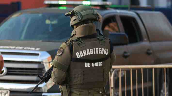 Detienen a tres sujetos que retenían a una persona en un vehículo en Estación Central: Se hacían pasar por Carabineros