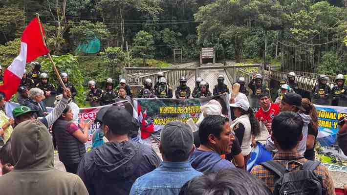Evacuan a 700 turistas de Machu Picchu tras huelga de pobladores: Consulado chileno en Tacna monitorea la situación