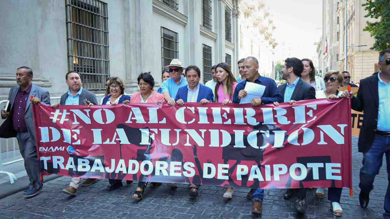 Tensión por fundición Paipote: Trabajadores y autoridades de Atacama llegan a La Moneda y se reúnen con Interior