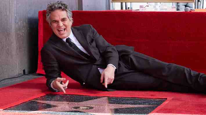 Mark Ruffalo recibe estrella en el Paseo de la Fama: La ofreció a quienes lo han acompañado en su carrera