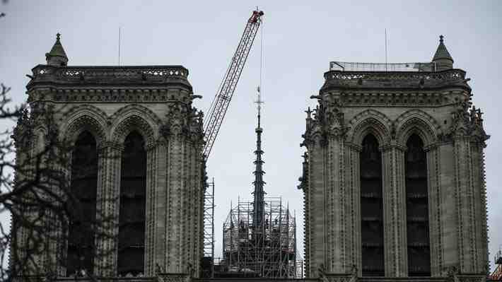 La nueva aguja de Notre Dame vuelve a ser visible en París a cinco años del incendio: Retiraron los andamios que la rodean