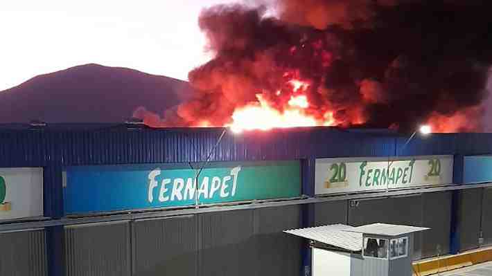 Incendio de gran proporción que afecta a sector industrial de Pudahuel: Se han emitido tres alarmas