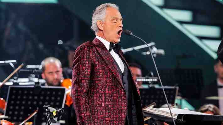 Peak de sintonía, público no paró de pedirlo, y acompañado de su esposa y perro: Lo que dejó el show de Bocelli