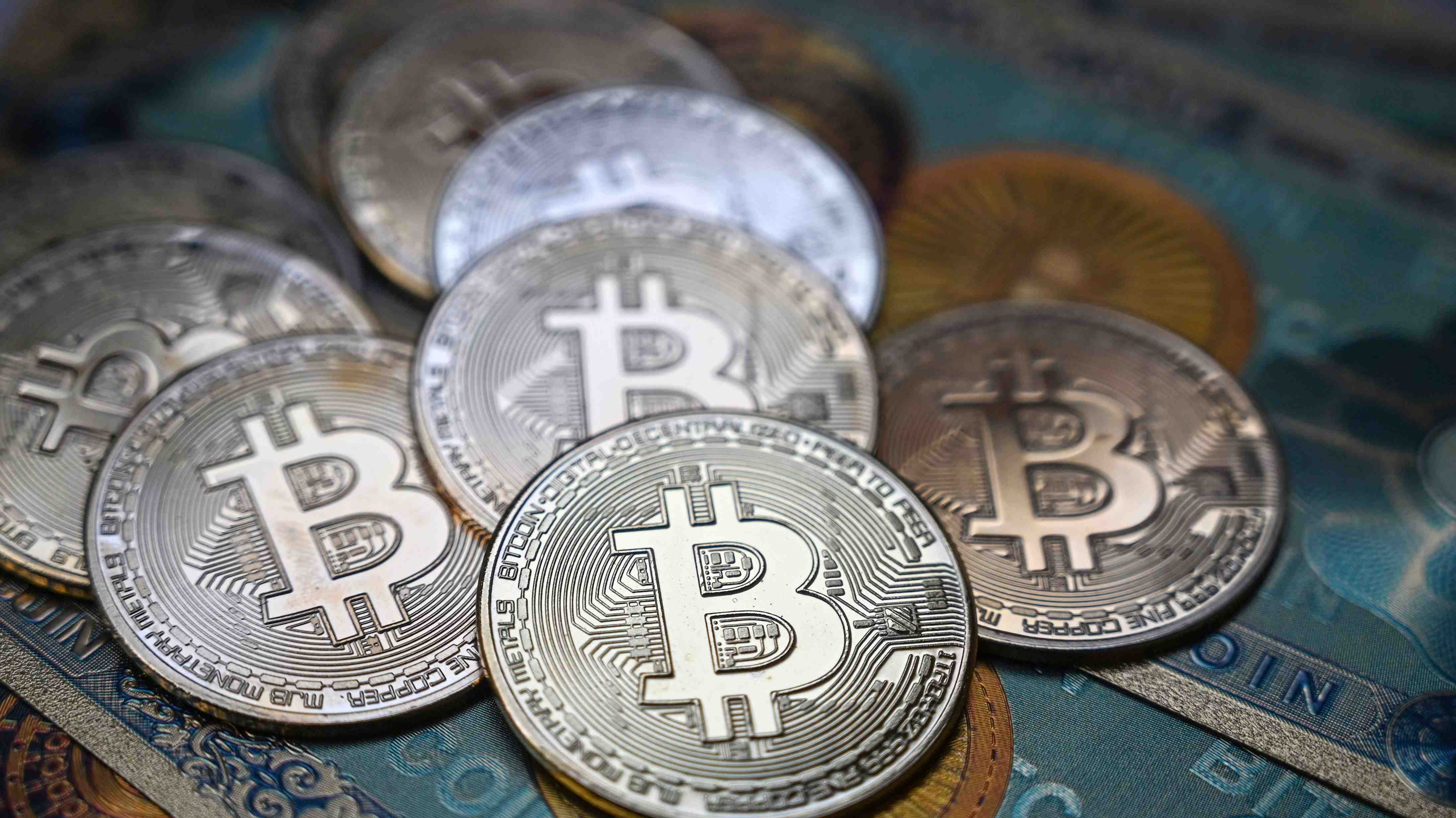 "Es bastante loco": Bitcoin sube a US$60 mil por primera vez en más de dos años y crece entusiasmo por un máximo histórico