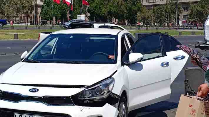 Hieren a carabinero en control: Delincuentes escaparon en auto y chocaron en cercanías de La Moneda