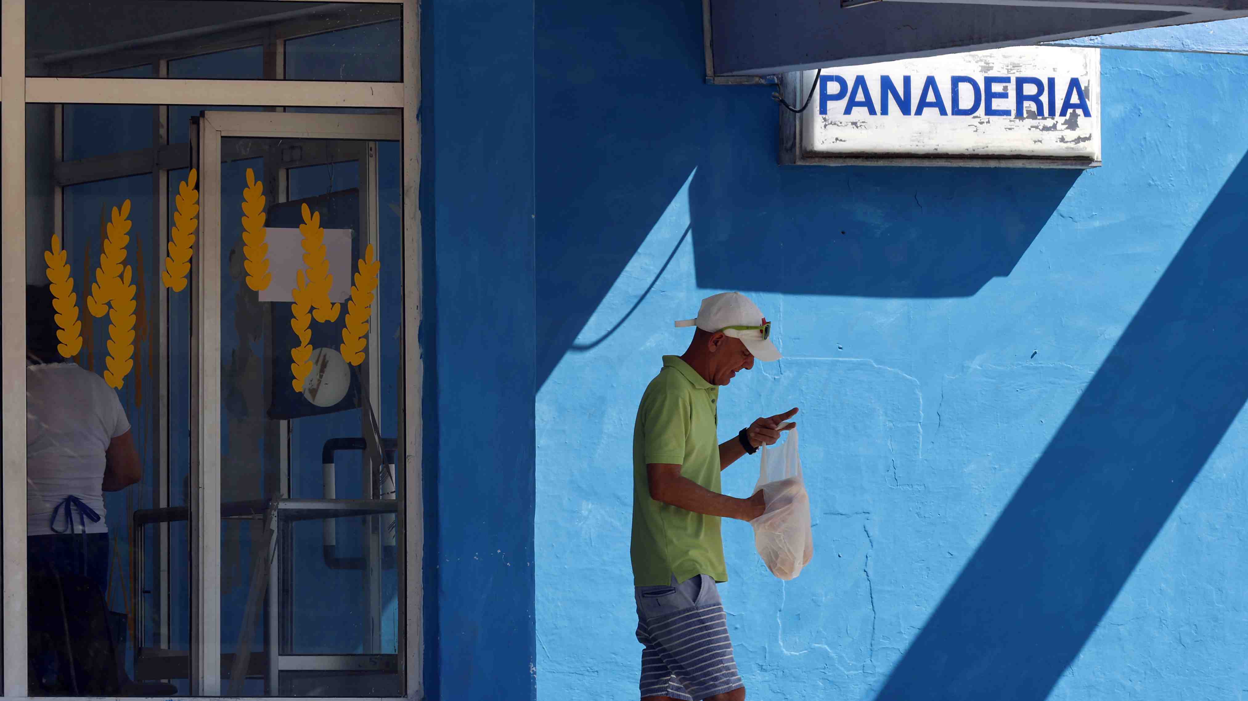 Gobierno cubano advierte que el pan escaseará en la isla en marzo por "situaciones específicas" con los embarques