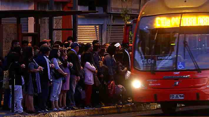 "Súper lunes": Carabineros advierte de puntos críticos en la RM y llama a "programar los viajes"