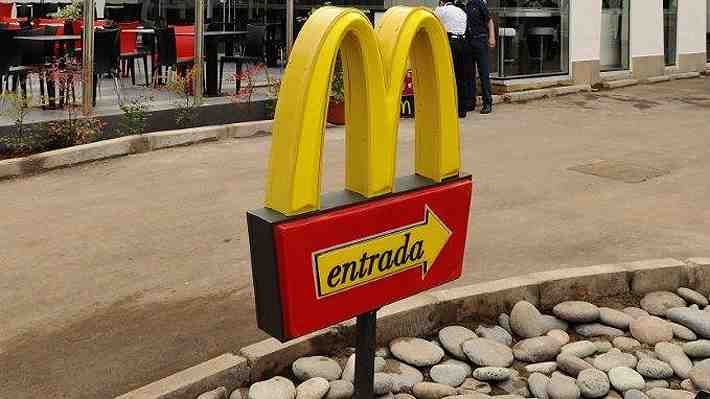 Clausuran servicio al auto en restaurante de comida rápida en La Florida tras denuncias de vecinos