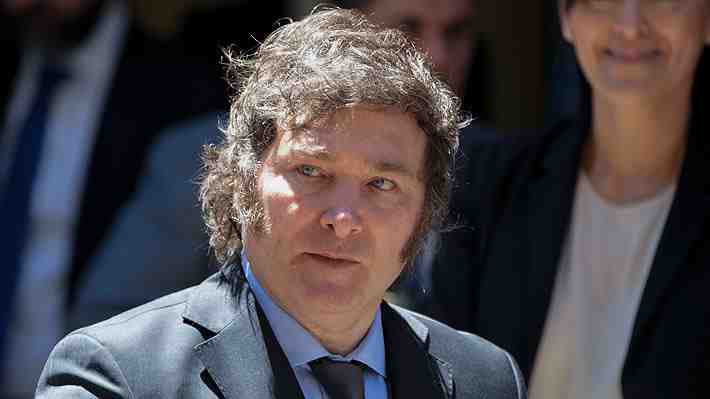 ¿Señal de fe?: Argentinos han depositado US$2.300 millones en cuentas bancarias desde que asumió Milei