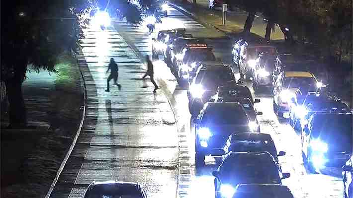 Carabineros detiene a dos sujetos que robaban celulares a automovilistas en Ñuñoa: Hubo persecución y disparos