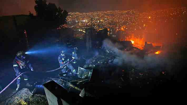 Tohá afirma que incendio en Valparaíso "está contenido" y que habría entre 15 y 40 viviendas afectadas