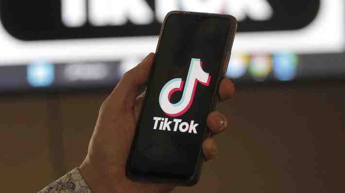 Italia multa a TikTok con casi US$11 millones por reto viral que promueve conductas autolesivas