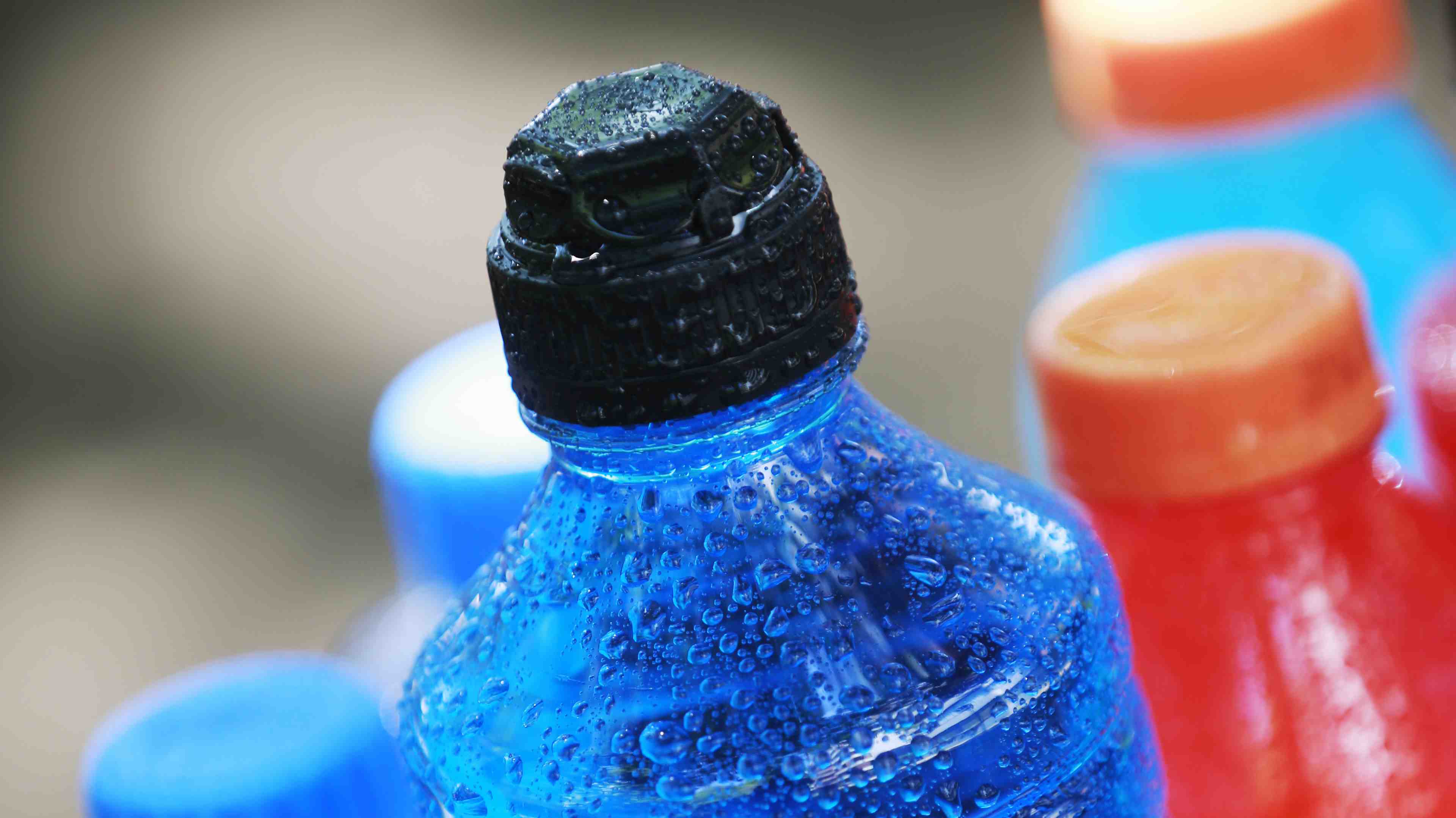 Gremio de alimentos cuestiona legalidad de impuesto a bebidas deportivas y néctares: Advierte un "obvio aumento de precios"
