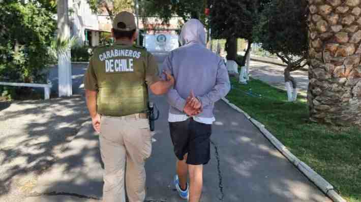 Intentaban robar auto a hombre en La Cisterna: Carabineros detiene a dos adolescentes tras intervención de vecinos