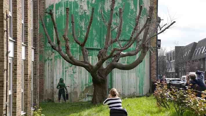 Banksy confirma la autoría de un mural que apareció en un edificio residencial en Londres: Atrajo a muchos espectadores