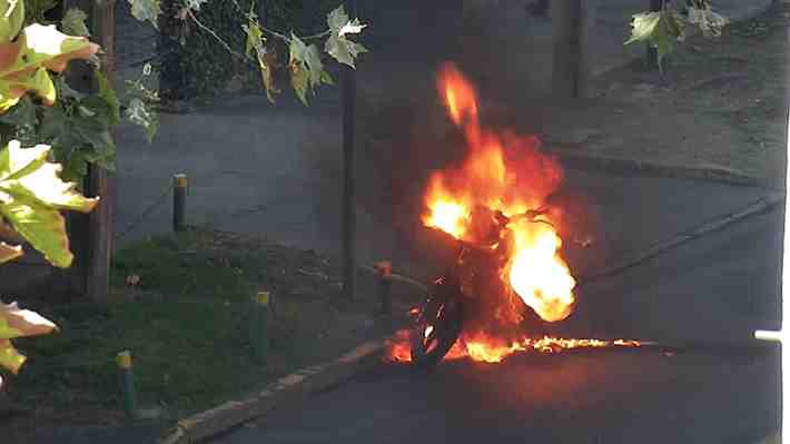 Video: Sujeto es detenido en Las Condes por incendiar motocicleta que iba a retirada por no contar con patente visible