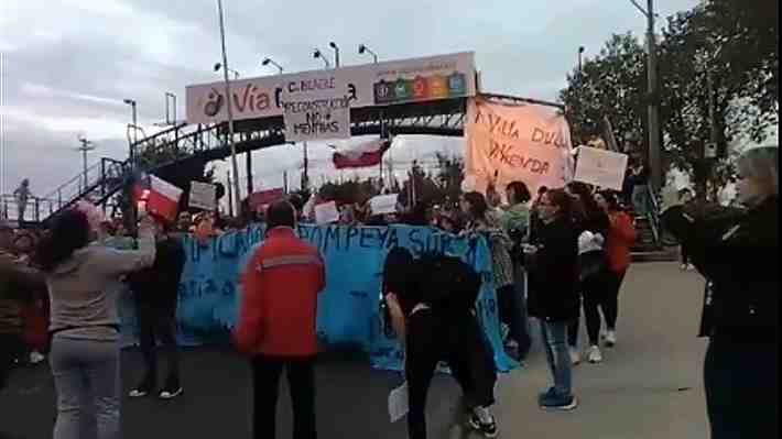 Familias damnificadas por megaincendio protestan en Viña del Mar y exigen "soluciones concretas" al Gobierno