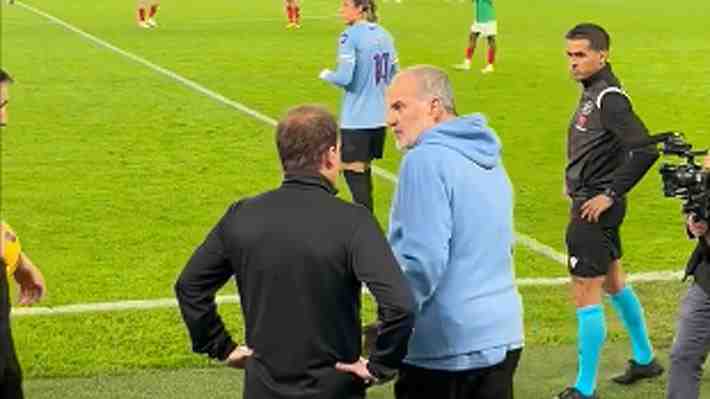 "Vergonzoso": El fastidio de Marcelo Bielsa con DT rival en un amistoso de Uruguay