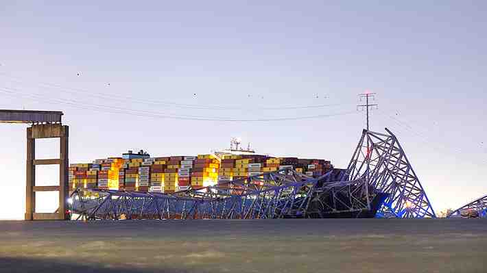 Carguero choca contra puente en Baltimore (EE.UU.) y estructura se derrumba: Hay al menos 20 desaparecidos
