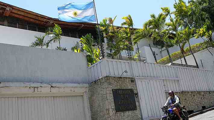 Opositores venezolanos se refugian en embajada argentina en Caracas: Chavismo define si les da el salvoconducto