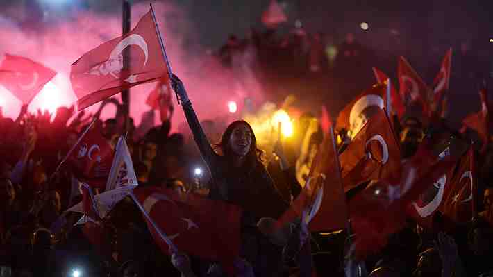 Municipales en Turquía: Erdogan reconoce victoria de la oposición, mientras miles de personas celebran en las calles