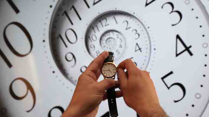 Vuelve el horario de invierno: Revisa cinco datos claves de la medida que desde hace años causa polémica