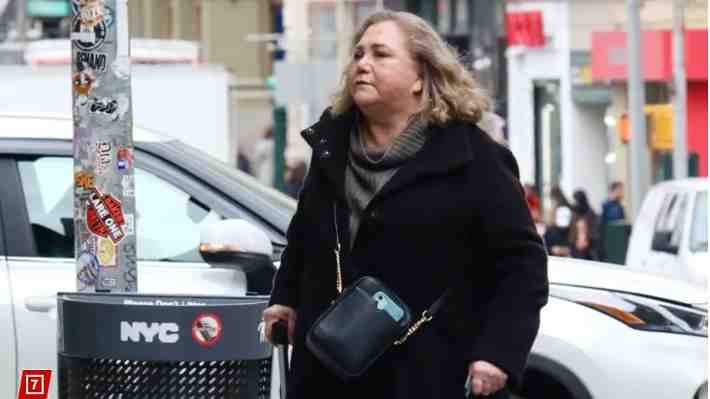 Kathleen Turner fue fotografiada por paparazzis en Nueva York: Usaba un bastón a causa de sus problemas de movilidad