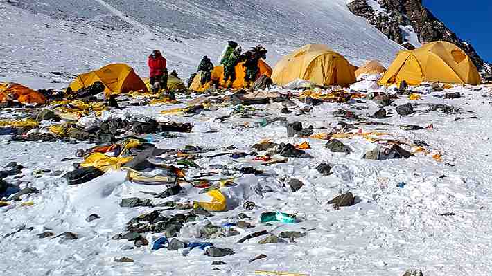 Nepal inicia campaña para limpiar toneladas de basura y recuperar cuerpos de andinistas fallecidos en el Everest