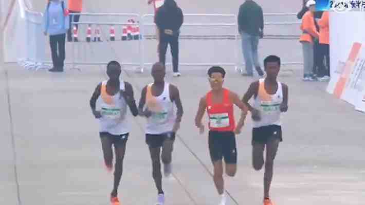 "Una carrera vergonzosa": Escándalo mundial por desenlace del medio maratón en China... Mira cómo fue el final
