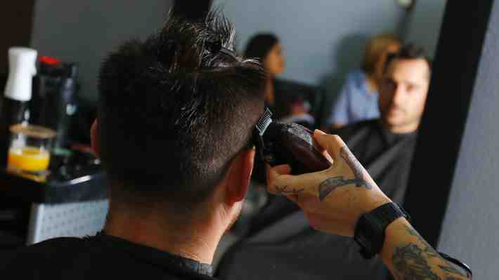 Gremios de peluquerías urgen frenar "proliferación" de barberías: "No se puede ignorar que se usan para el crimen organizado"