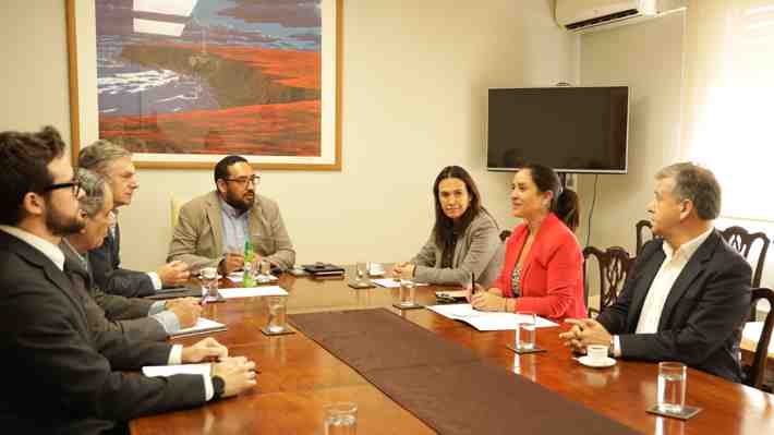 Tras reunión entre alcaldes de Santiago oriente y Cataldo: Evalúan suspender traspaso a SLEP Manquehue hasta 2029