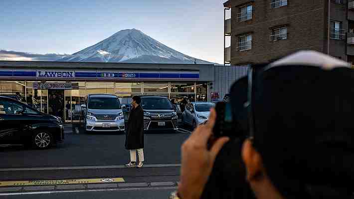Pueblo japonés se aburre de la conducta de turistas y bloqueará con un muro popular vista para fotografiar el monte Fuji