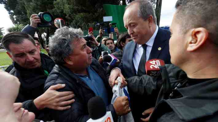Vecinos increpan a autoridades en llegada a comisaría de Los Álamos para reunirse con familiares de carabineros