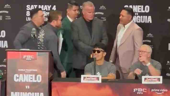 "Le roba a sus boxeadores": El duro cruce entre "Canelo" Álvarez y De la Hoya que casi termina en escándalo antes de la "pelea del año"