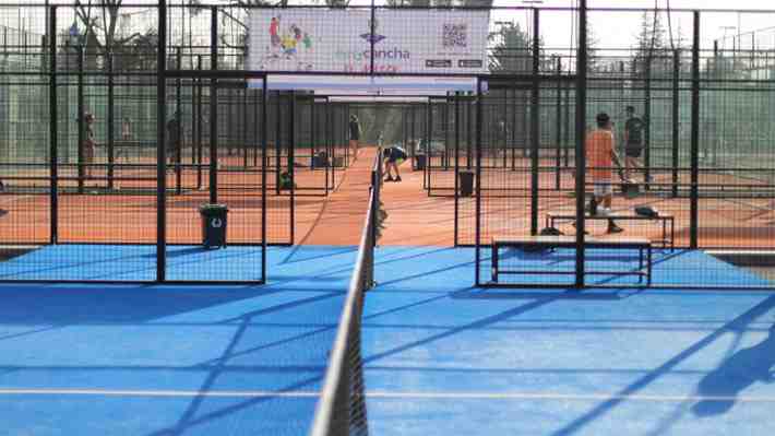 Canchas de pádel superan las 400 en la RM y son el "plan B" para inmobiliarias ante crisis