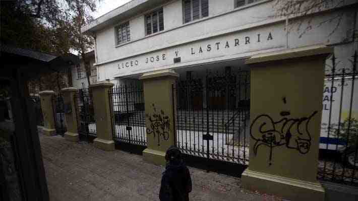 Barricadas cerca de Liceo Lastarria y Liceo 1 obliga a desviar tránsito: Metro cerró tres estaciones