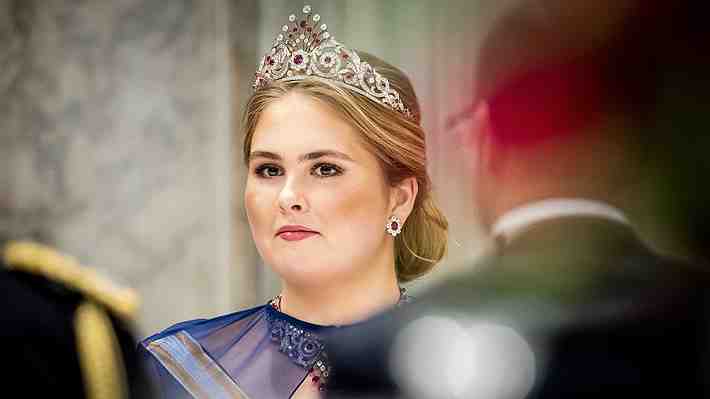Princesa Amalia de Países Bajos da pie atrás y reclama asignación de 1,5 millones euros anuales a la que renunció