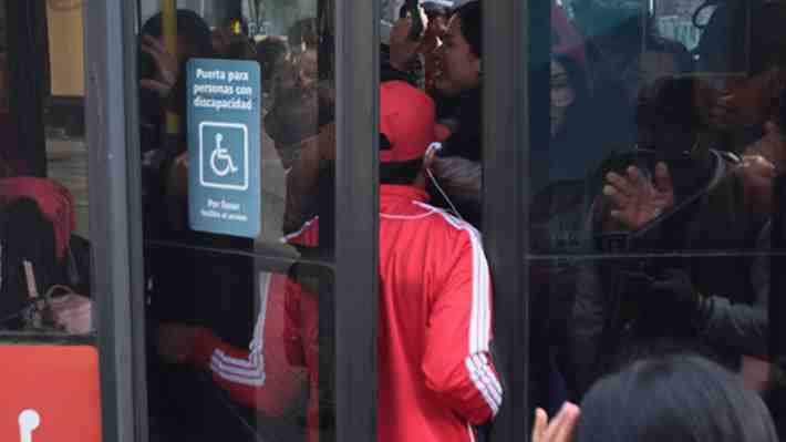 Fotos | Calles desbordadas y buses repletos: Así reaccionó Santiago ante la falla en el Metro