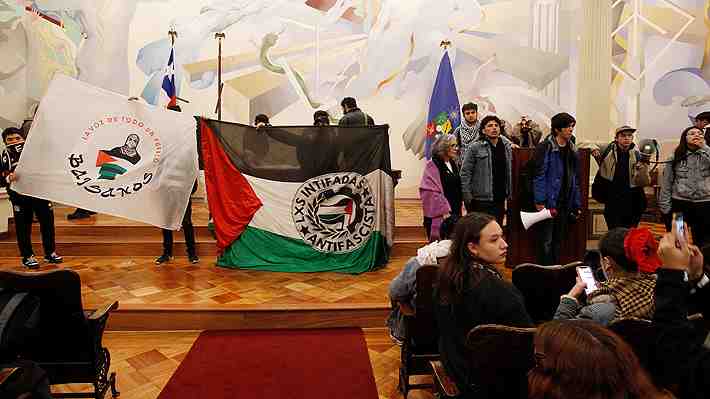 Rectora de la U. de Chile condena "la forma" en que protesta propalestina obligó a reubicar charla ucraniana