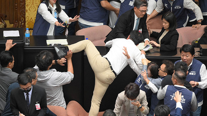 Caos total en Taiwán: Diputado se roba un proyecto de ley en plena sesión para evitar su votación