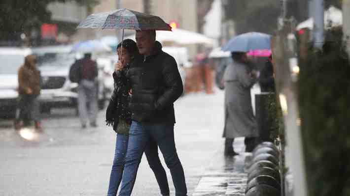 Más de 30 mil clientes en la RM y Valparaíso están sin energía eléctrica por sistema frontal