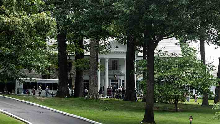 Paralizan subasta de Graceland, la mansión de Elvis: Empresa asegura ser la dueña y nieta del "Rey del Rock" lo niega