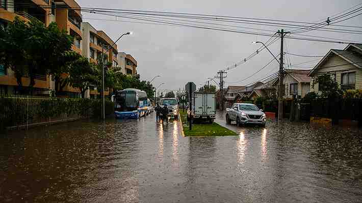 Quilicura, La Florida y Puente Alto entre ellas: Las comunas que han suspendido sus clases para este jueves por las lluvias