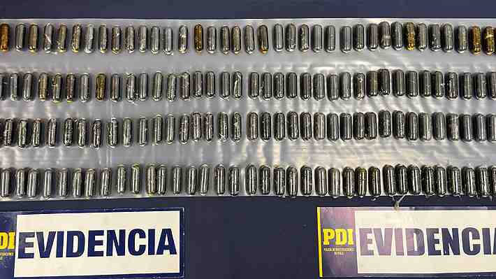 PDI detiene en aeropuerto de Santiago a dos extranjeros que transportaban un total de 166 ovoides con cocaína