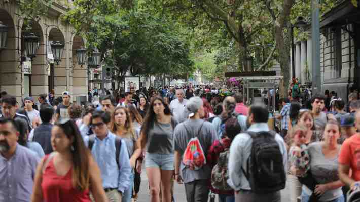 INE: Tasa de desempleo vuelve a caer en trimestre febrero-abril y se ubica en 8,5%