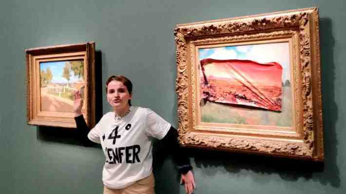 Activista ecologista detenida tras pegar poster sobre famoso cuadro de Monet