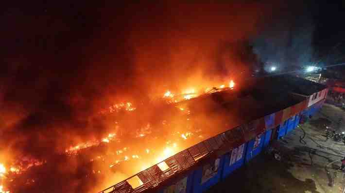 Gran incendio destruye centro comercial recién inaugurado en El Monte: Cinco bomberos resultaron lesionados