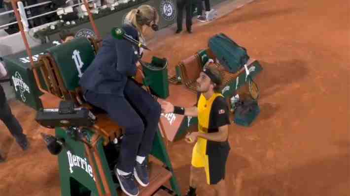 El enojo de Tsitsipas con Alcaraz en pleno duelo y la revelación del griego luego de su derrota en Roland Garros