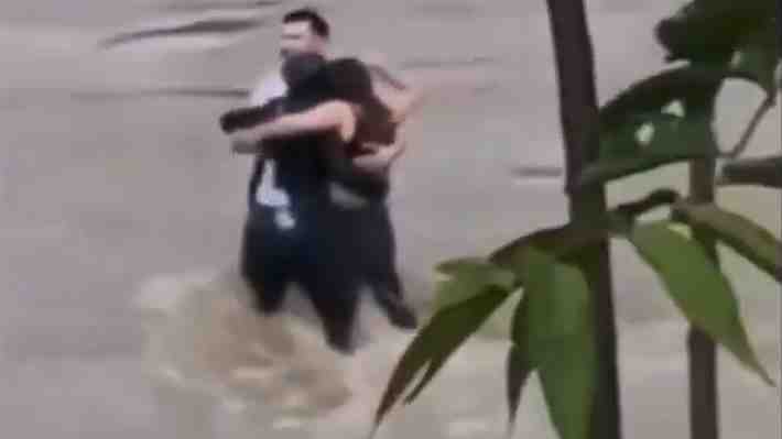 Video: El dramático abrazo de tres amigos antes de ser arrastrados por un río en Italia
