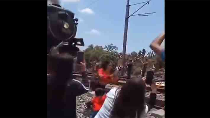 Mujer muere al intentar tomarse una selfie con un tren en movimiento en México: Fue golpeada por la locomotora